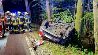 Nach Unfall mit verlassenem Auto: Fahrer und Beifahrer ermittelt