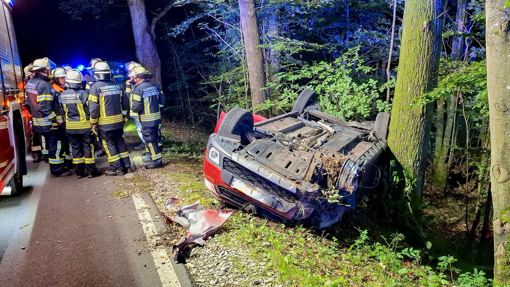 Die Polizei hat die Fahrerin des verunglücktes Autos in Großenlüder ermittelt. 