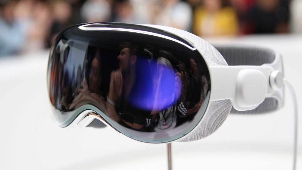 Ab sofort ist die neue Computer-Brille von Apple auch in Deutschland erhältlich.