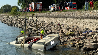 Oestrich-Winkel: Feuerwehr birgt Amphibienfahrzeug aus dem Rhein