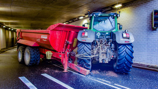 Traktor bleibt in Weimarer Tunnel in Fulda hängen