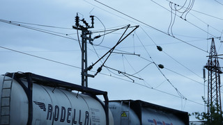 Sperrung bei Weiterstadt: Gefahrgut-Zug reißt Oberleitung herunter