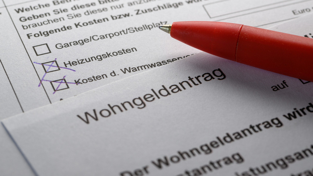 Ein Wohngeldantrag mit einem Stift