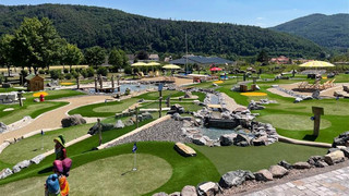 Froschkönig und Staumauer: Adventure Golf am Edersee