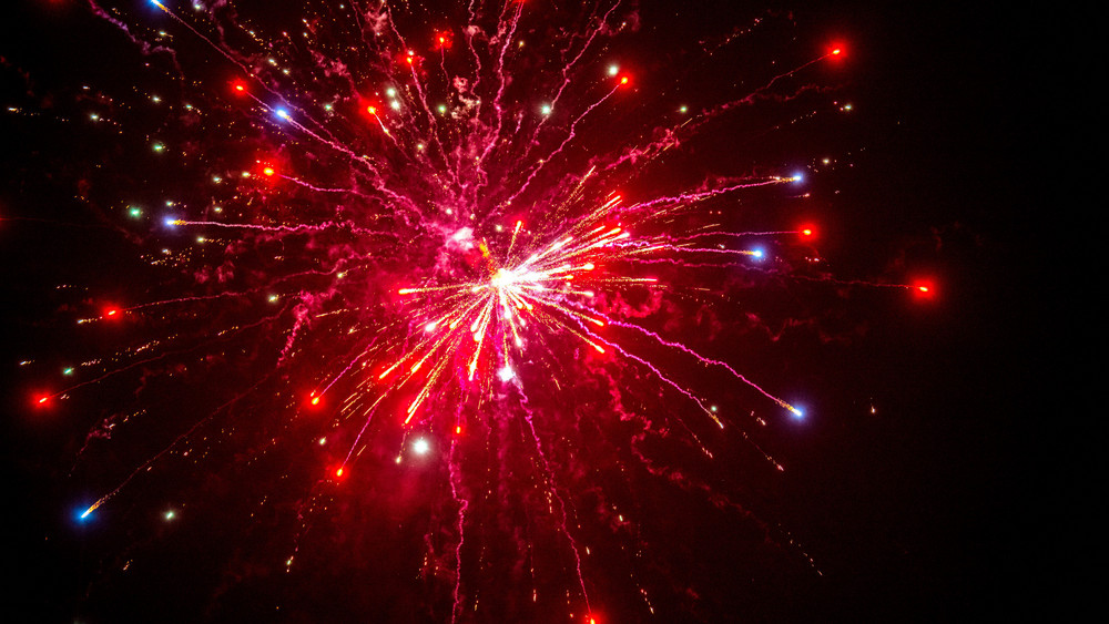 Die Polizei Osthessen wird zu Silvester verstärkt unterwegs sein und gibt Tipps zum sicheren Umgang mit Feuerwerk. (Symbolbild)