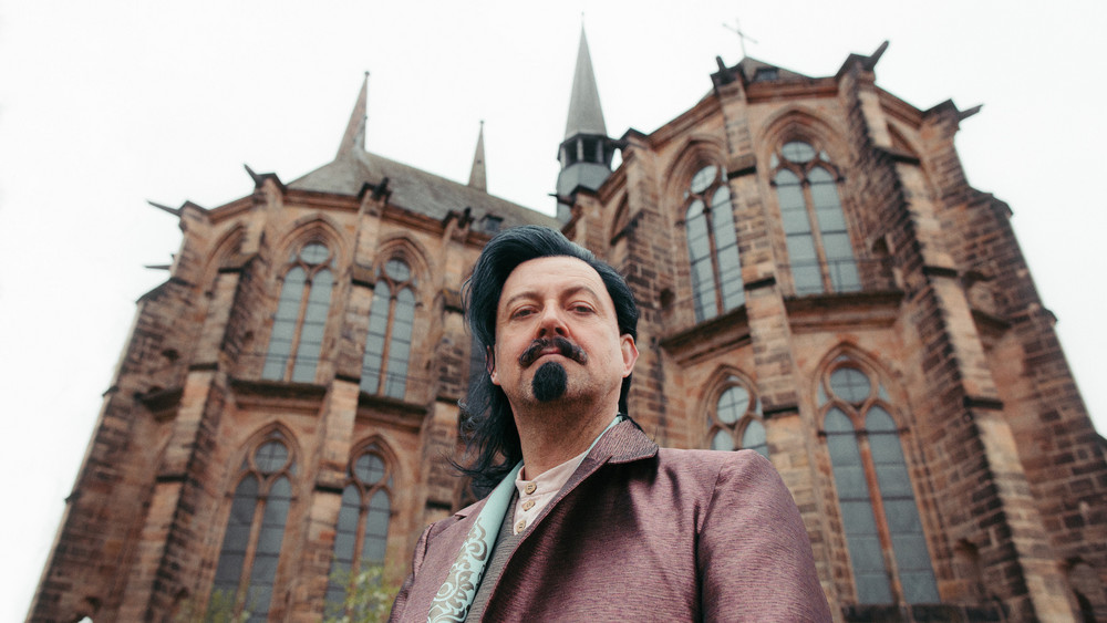 Schauspieler Sven Brormann als "Jedermann" vor der Elisabethkirche in Marburg. Das Stück wird im Juni auf dem historischen Firmaneiplatz aufgeführt. 