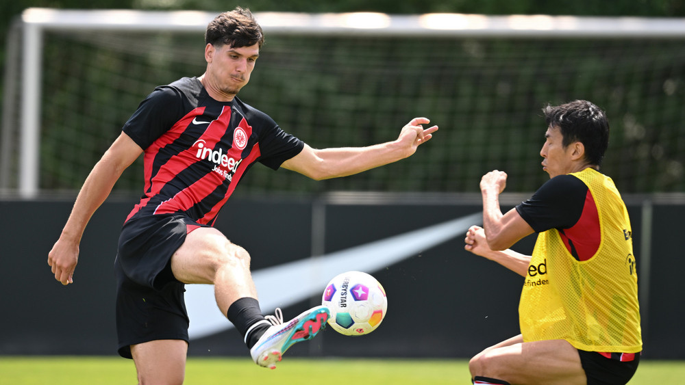 Igor Matanovic (l) und Makoto Hasebe kämpfen beim offiziellen Trainingsauftakt der Saison 23/24 von Eintracht Frankfurt um den Ball.