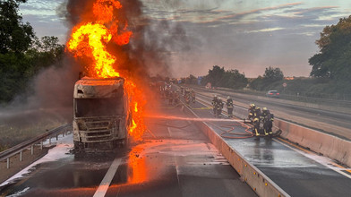 LKW auf A60 bei Rüsselsheim ausgebrannt - Vollsperrung