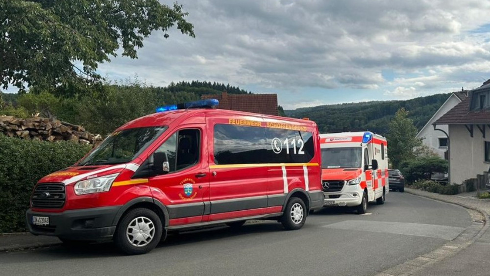 Ein rotes Einsatzfahrzeug der Feuerwehr Schöffengrund am Einsatzort in Niederquembach