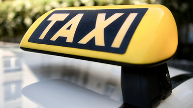 Schlägerei im Taxi: Fahrgast entkommt mit Bargeld