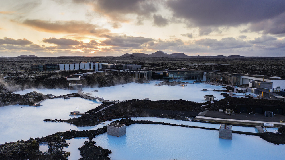 Angesichts einer anhaltenden Erdbebenserie und eines möglicherweise bevorstehenden Vulkanausbruchs ist auf Island eine der größten Touristenattraktionen des Landes vorübergehend geschlossen worden. Die Blaue Lagune bleibt zunächst für eine Woche bis zum 16.11.2023 dicht. (Archivbild)