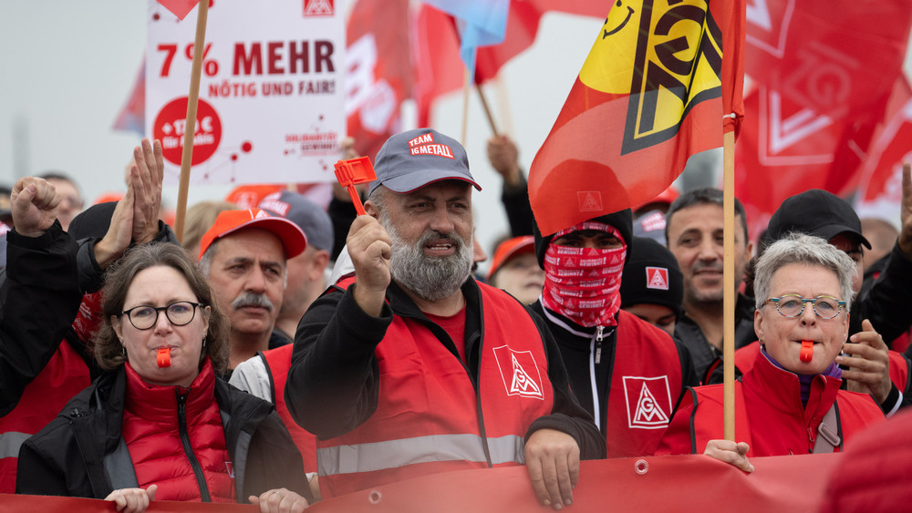 Mitarbeiter demonstrieren anlässlich der dritten Runde der Tarifverhandlungen der Metall- und Elektroindustrie auf der Theodor-Heuss-Brücke zwischen Hessen und Rheinland-Pfalz (Archivfoto).