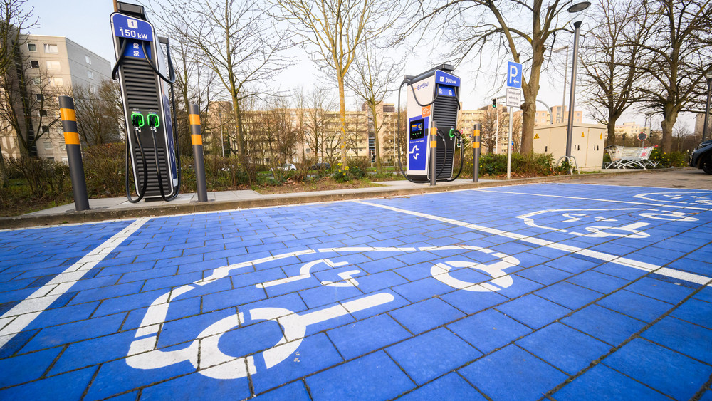 Symbole markieren Ladeplätze an Schnellladesäulen für Elektroautos.