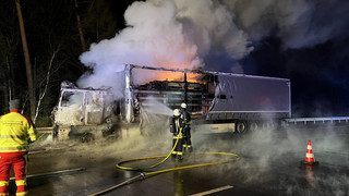 Brennender LKW auf A7 legt bei Kirchheim Verkehr lahm