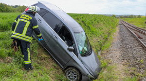 Unfall bei Homberg (Ohm): Auto kommt auf Gleisbett zum Stehen