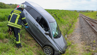 Unfall bei Homberg (Ohm): Auto kommt auf Gleisbett zum Stehen