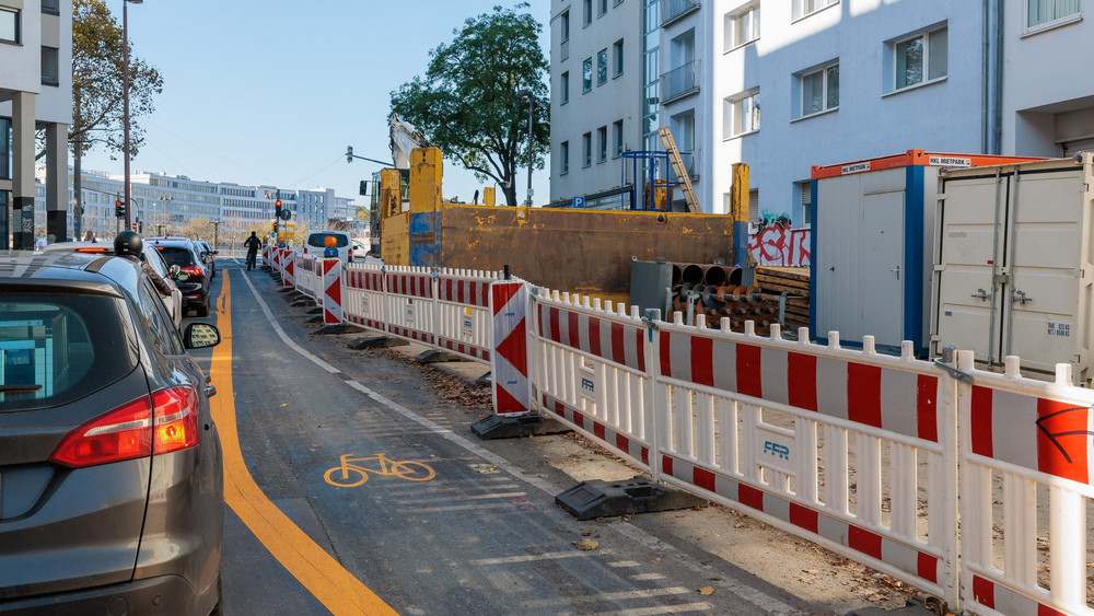 Baustellen in den Großstädten im Rhein-Main-Gebiet sorgen für stockenden Verkehr. Und das noch viele Monate. So mancher weiß nicht, ob das Pendeln mit der Bahn oder mit dem Auto berechenbarer ist.