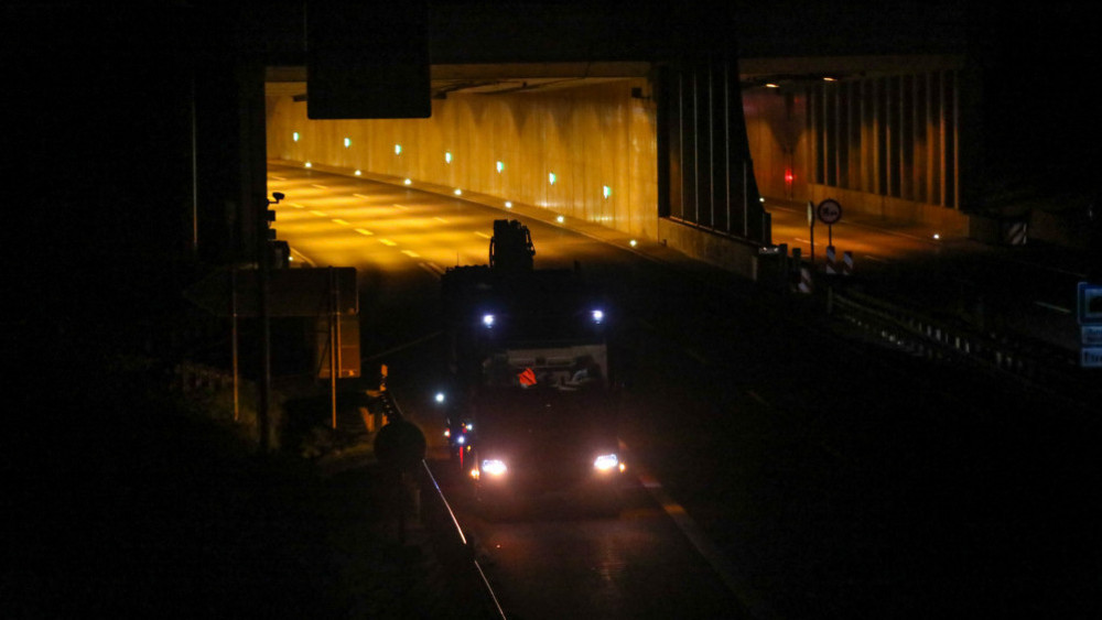 Beleuchteter Tunnel mit Schwertransport im Vordergrund