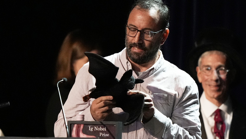 Francisco Sanchez nimmt den Ig-Nobelpreis für Luftfahrt entgegen.