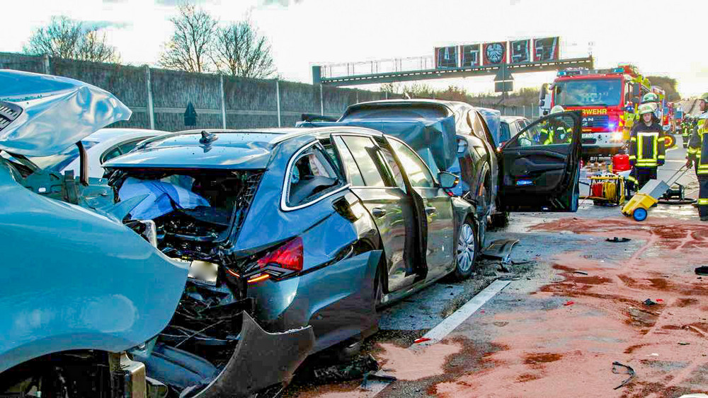 Sechs Fahrzeuge waren in einen Unfall auf der A5 bei Homberg (Ohm) verwickelt.