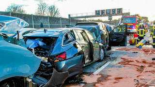 A5-Unfall bei Homberg (Ohm): 14 Leichtverletzte und lange Vollsperrung