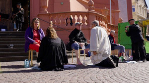 "Ich bin für den Tag getragen" - Ökumenische Fußwaschung vor der Stadtpfarrkirche