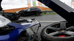 Crash mit drei Autos und zwei lebensgefährlich Verletzten - Porsche beteiligt