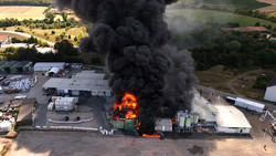 Großbrand in Sprendlingen: Häuser geräumt, Bahn gesperrt