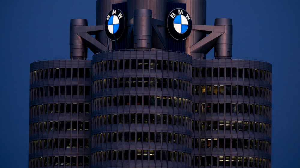 BMW Konzernzentrale mit BMW Logo: BMW ruft Hunderttausende Autos wegen Brandgefahr zurück (Symbolbild).