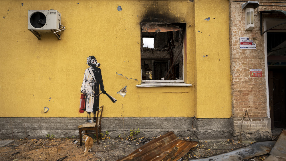 Streetart Künstler Banksy Ukraine Diebstahl Frau Gasmaske Feuerlöscher
