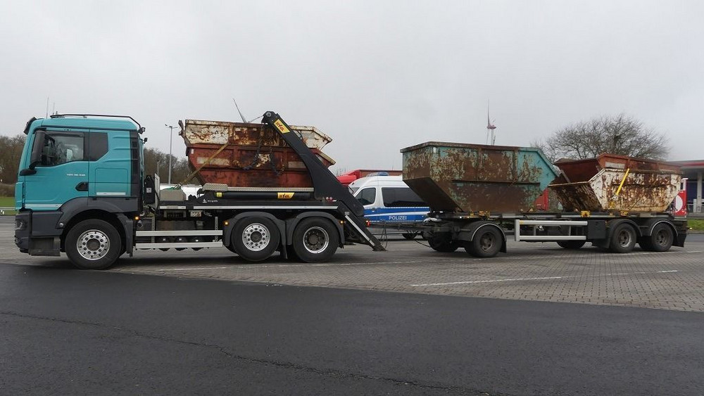 Die Polizei hat in Alsfeld einen LKW aus dem Verkehr gezogen, der vier ineinander gestapelte Müllcontainer geladen hatte, die kaum gesichert waren. 