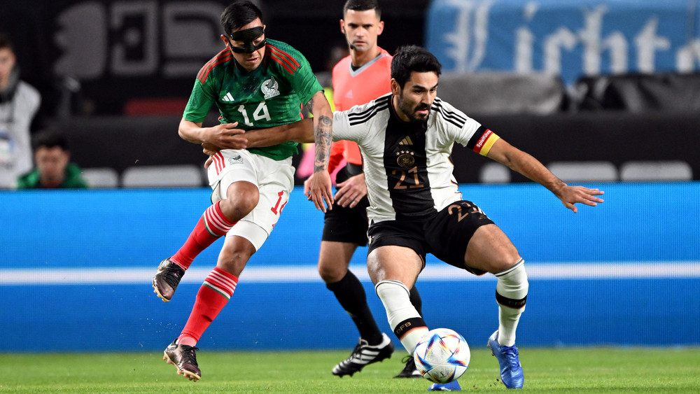 Deutschlands Ilkay Gündogan (r) und Mexikos Erick Sanchez kämpfen um den Ball.