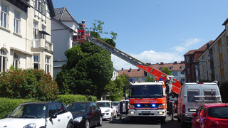 Dachgeschosswohnung brennt: Bewohner erleidet Rauchgasvergiftung