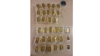 Zoll am Frankfurter Flughafen nimmt Reisendem 27 Kilo Gold ab