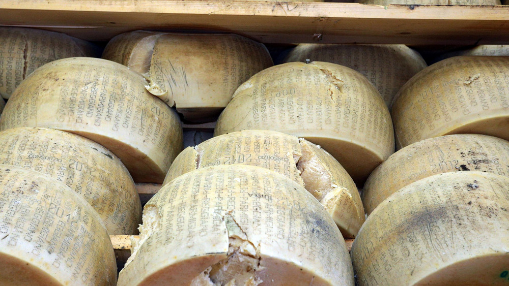 In Italien ist ein Mann von rund 25.000 Käselaiben begraben worden und dabei ums Leben gekommen.
