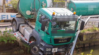 Unfall in Fulda: LKW hängt über Fulda-Kanal