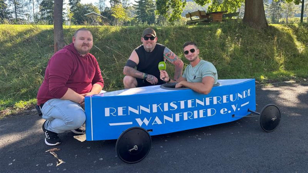 Die Vorstandsmitglieder des Vereins Rennkistenfreunde Wanfried Daniel Trenk (links) und Thomas Jessl (mitte) mit FFH-Reporter Marius Franke (rechts).