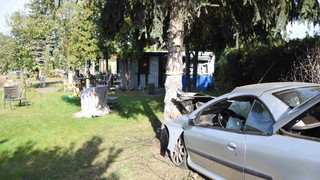 Mannheim-Neckarstadt: Auto kracht in Garten, Kleinkind beinahe erfasst