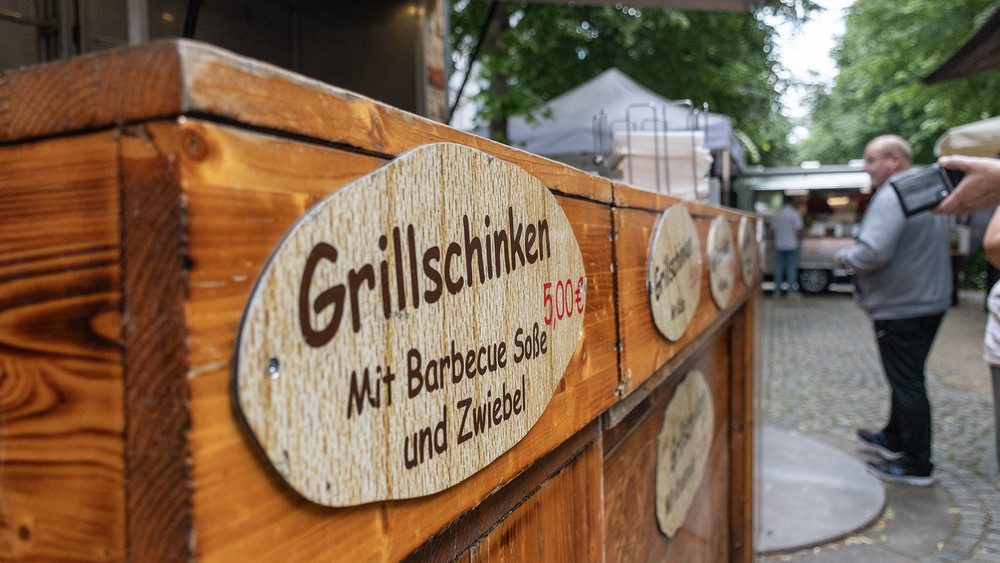 Der Streetfoodmarkt in der Breitenstraße lädt zu Mittagspause oder (Feier-) Abendessen ein. 