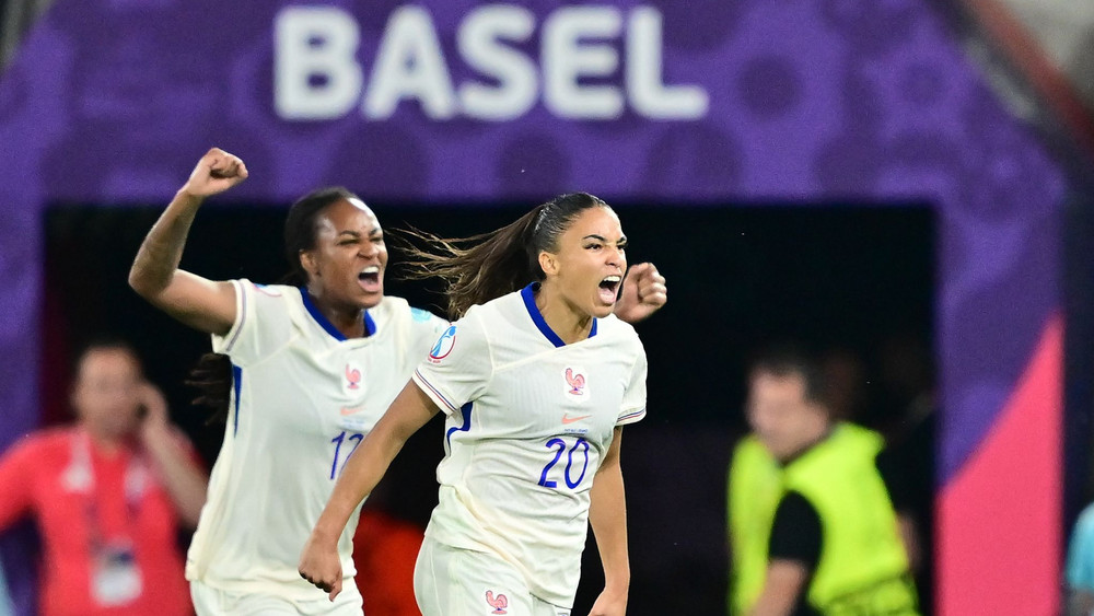 Frankreichs Offensivstars Marie-Antoinette Katoto (l) und Delphine Cascarino überzeugen in ihrem letzten Gruppenspiel gegen die Niederlande (5:2).