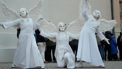 Olympiafans feiern Italiens bunten Karneval in Cortina