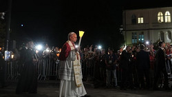Lourdes: Papst betet Rosenkranz mit Pilgern, 150.000 bei Messe