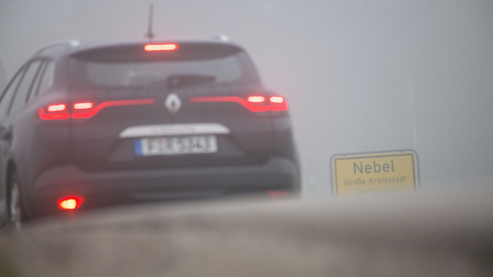 Bei Nebel sollte man sich nicht auf das automatische Lichtsystem des Autos verlassen, rät die Polizei. Und bei Sicht unter 50 Metern muss wie auf dem Foto die Nebelschlussleuchte aktiviert werden. 