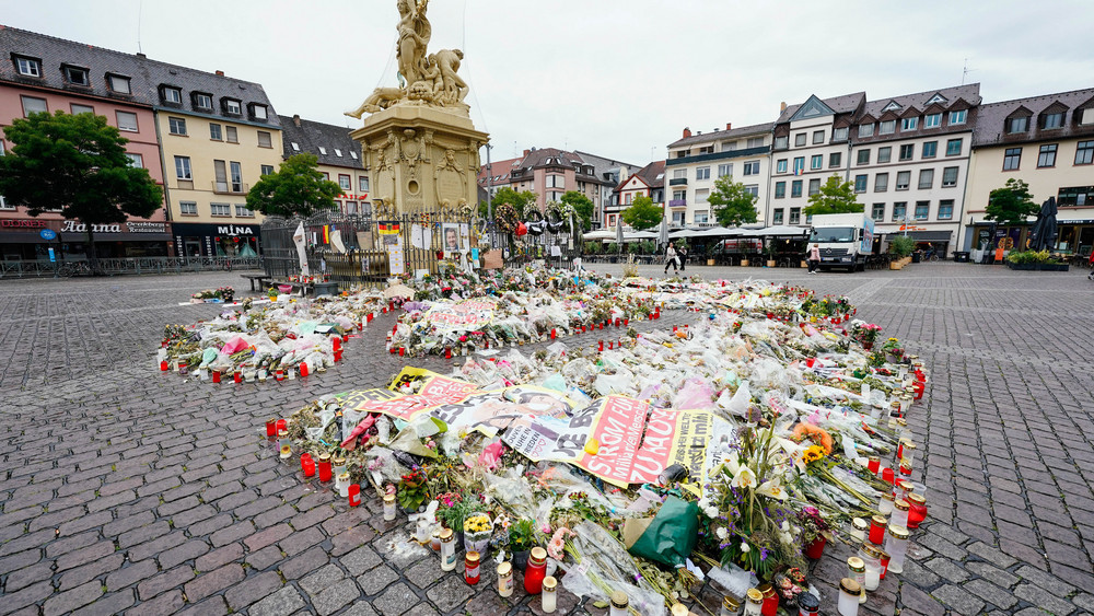 Kerzen und Blumen liegen am Mannheimer Maktplatz an der Trauerstelle für den getöteten Polizisten. Nun hat die Bundesanwaltschaft Anklage gegen den mutmaßlichen Täter erhoben.