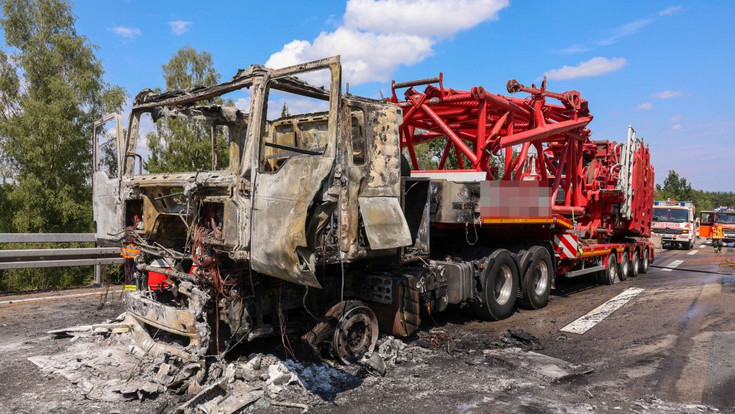 Einsatz am Rimberg: Krantransporter brennt auf A5