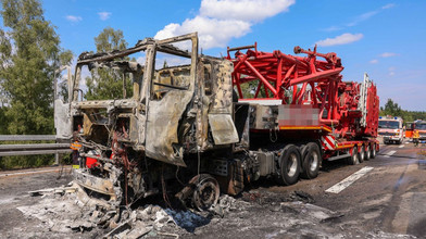 Einsatz am Rimberg: Krantransporter brennt auf A5