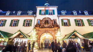 Romantischer Budenzauber und Eisbahn: Weihnachtsmarkt in Bad Homburg