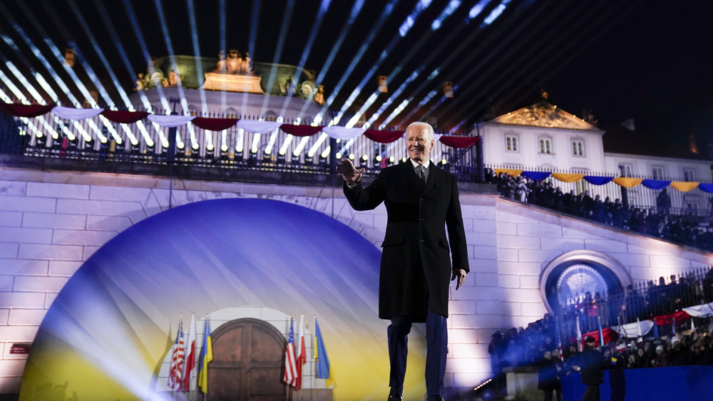US-Präsident Biden hält im Königlichen Schlossgarten in Warschau eine Rede.