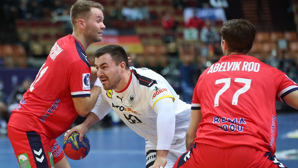 Jannik Kohlbacher (weißes Trikot) fällt für das Spanien-Spiel aus (Archivbild).