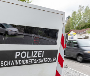 Blitzer-Kosten: So viel Geld und Punkte innerorts & außerorts